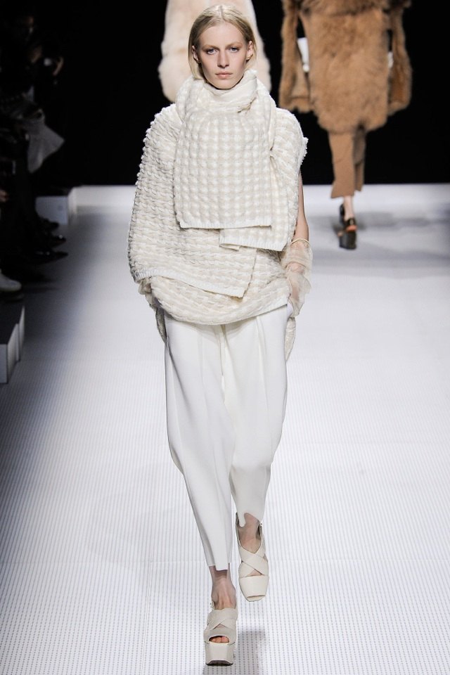 hrubý sveter a široké nohavice všetky v bielom sonia-rykiel-jeseň-zima-2014-2015-svet-v-bielom-hrubom-svetri