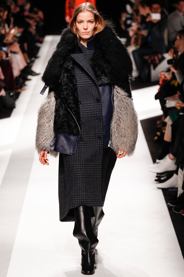 dlhý kabát so sivými kožušinovými rukávmi od Sacai sacai-jeseň-zima-2014-2015-dlhý kabát-kožušinové rukávy