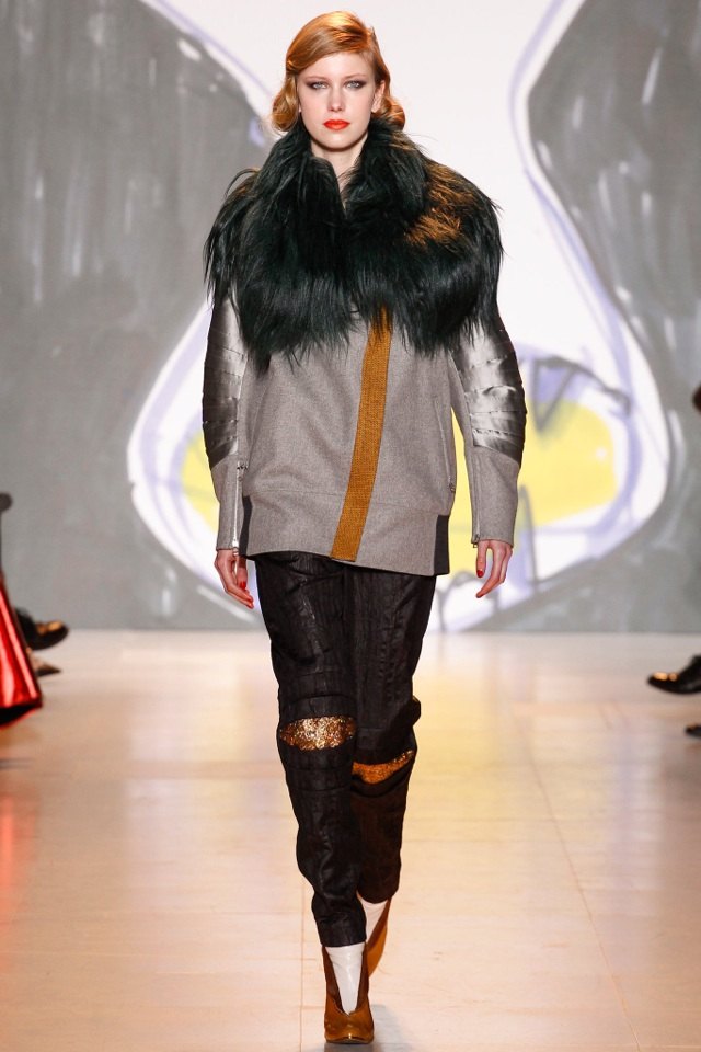 sivá bunda s čiernym kožušinovým golierom tsumori-chisato-jeseň-zima-2014-2015-kabát-kožušina-golier