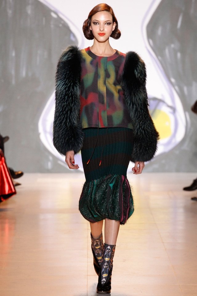 farebný blejzer s kožušinovými rukávmi od Tsumori Chisato tsumori-chisato-jeseň-zima-2014-2015-blejzerové-kožušinové rukávy