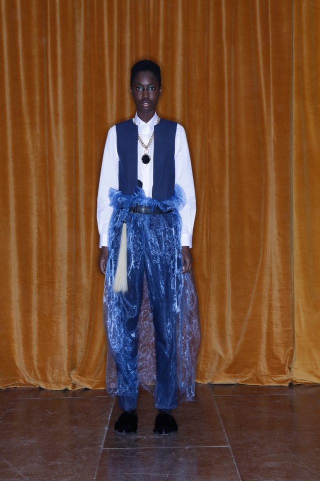 transparentná sukňa cez nohavice v modrej farbe od Toga toga-jeseň-zima-2014-2015-abstraktné-bielo-modré