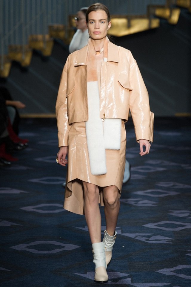 Latexová sukňa a sako v béžovej farbe tod-s-jeseň-zima-2014-2015-béžové-latexové oblečenie