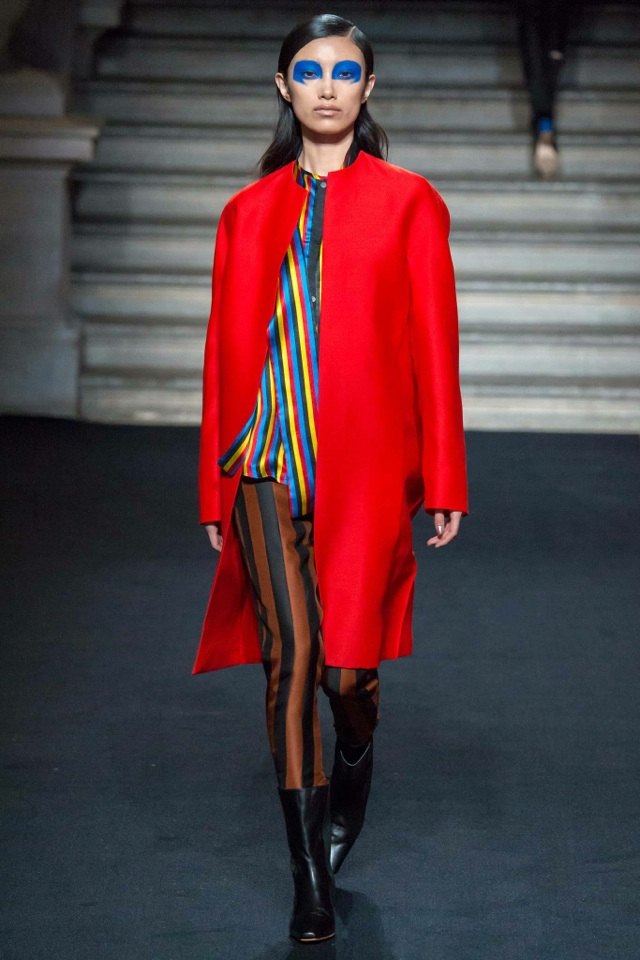 thomas-tait-jeseň-zima-2014-2015-červený kabát