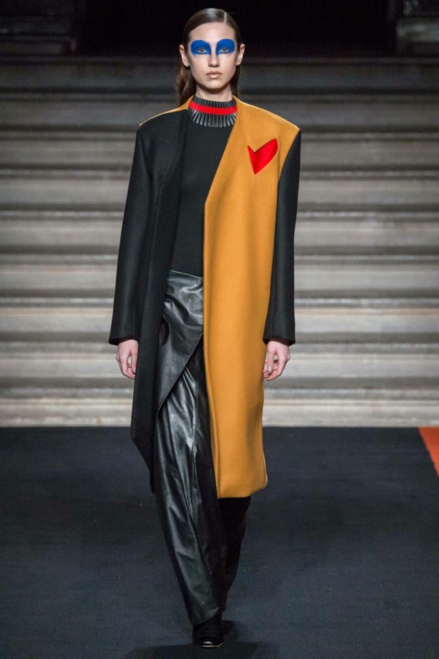 thomas-tait-jeseň-zima-2014-2015-kabát-čierno-žltá-kombinácia