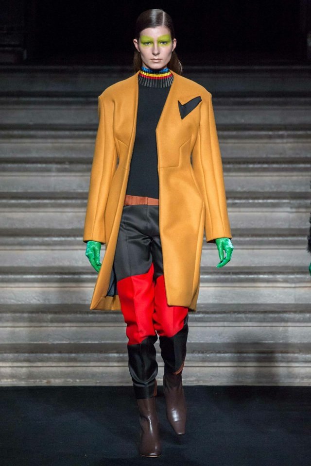 thomas-tait-jeseň-zima-2014-2015-žltý kabát