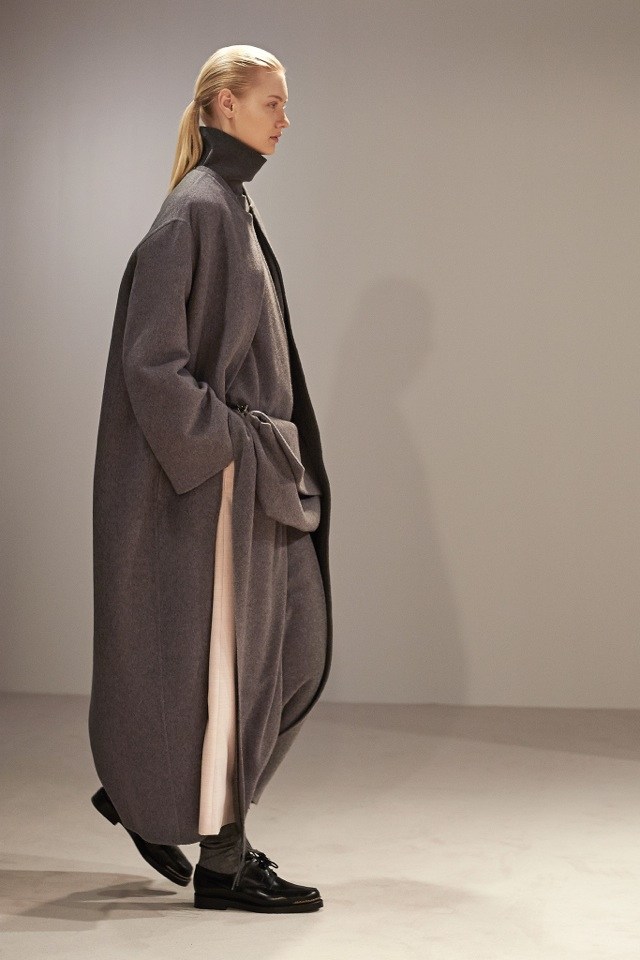 The-Row-jeseň-zima-2014-2015-nadrozmerný-sivý kabát