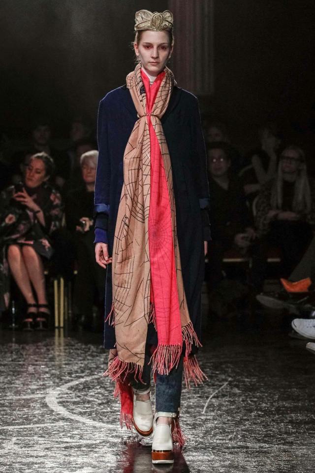 Tajomstvo-jeseň-zima-2014-2015-dlhý šál-uviazaný vpredu