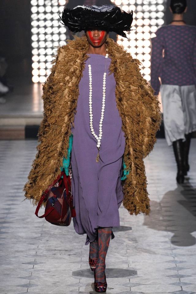 vivienne-westwood-jeseň-zima-2014-2015-purpurové-šaty-veľký kabát