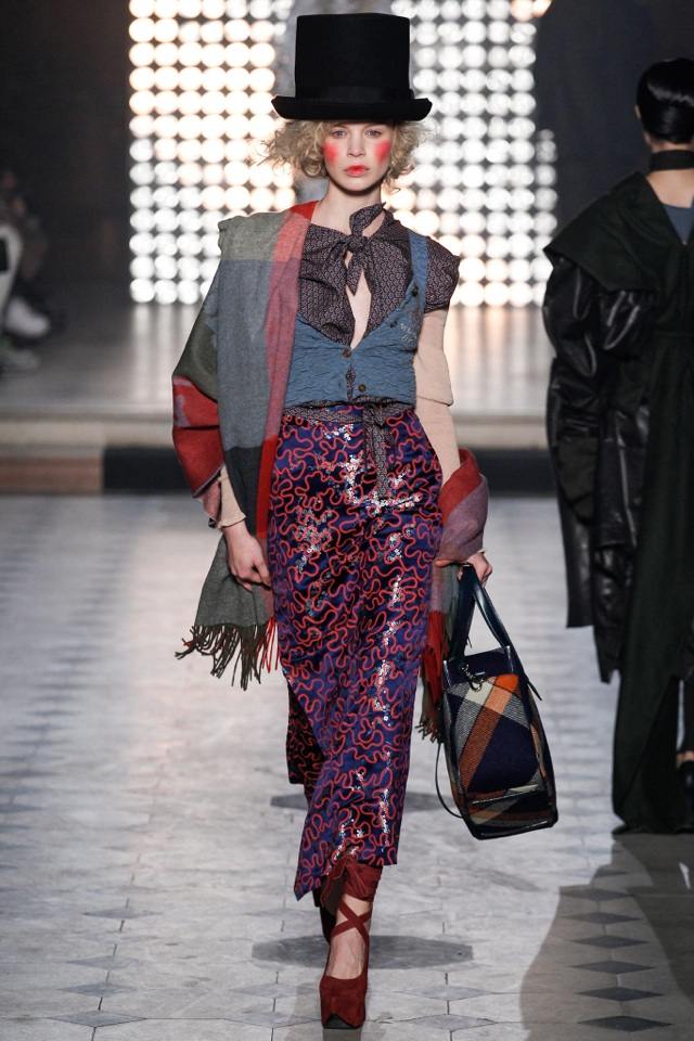 vivienne-westwood-jeseň-zima-2014-2015-dlhá sukňa-abstraktný vzor