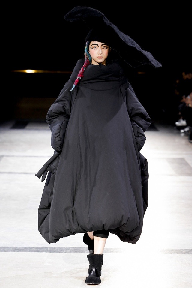 yohji-yamamoto-jeseň-zima-2014-2015-nadrozmerná-čierna