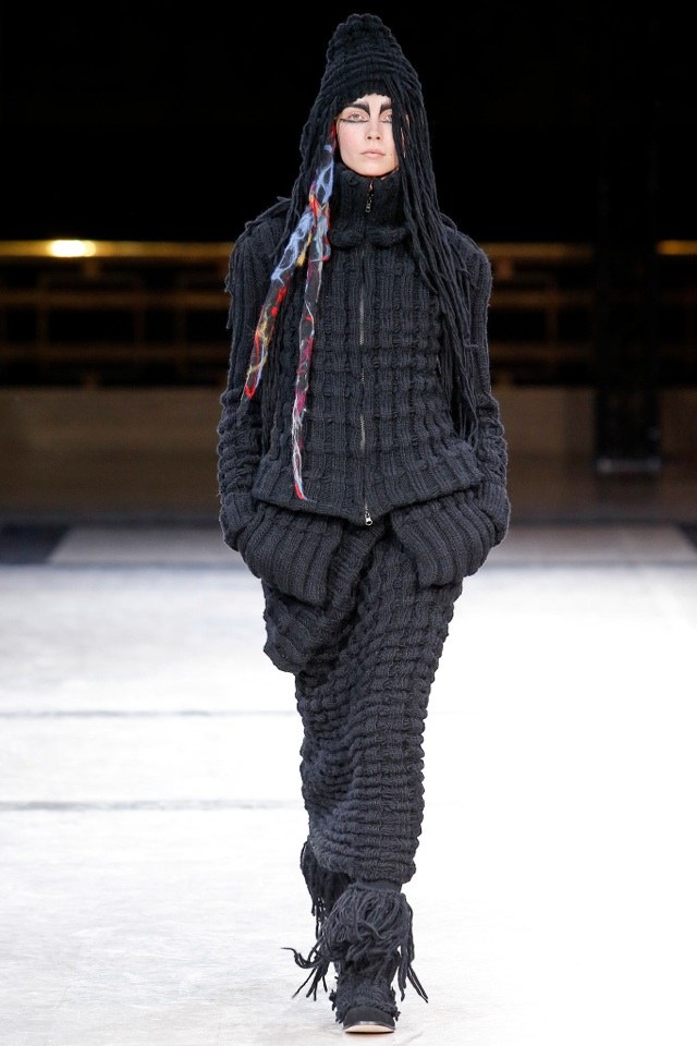 yohji-yamamoto-jeseň-zima-2014-2015-úplet-čierna