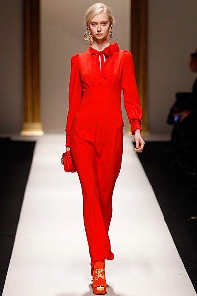 režim moschino jasne červená módne trendy jeseň zima 2013 2014 jasne červené módne trendy moschino na jeseň zima 2013 2014