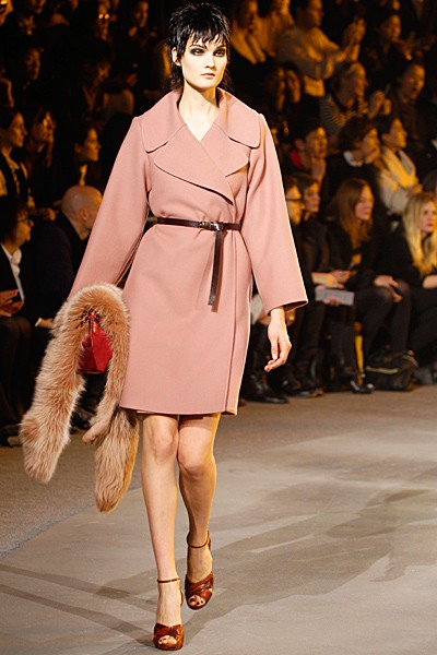 kolekcie marc Jacobs ružový kabát zima jeseň 2013 14 marc Jacobs ružový kabát zima jeseň 2013 14