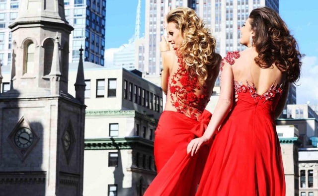 Červené šaty šifónová čipkovaná čipka New-York-stredná škola-ples-dlhé-šaty-šperky-Tarik-Ediz