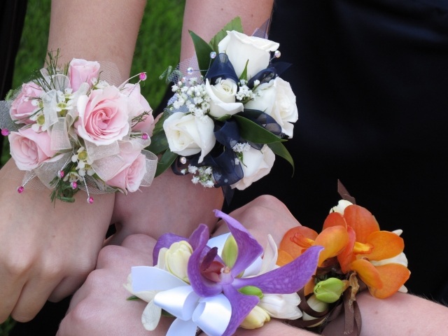 Boutonniere na plesové šaty 2014 Variácie-Príklady-Kvety-Boutonniere-Zápastný ples