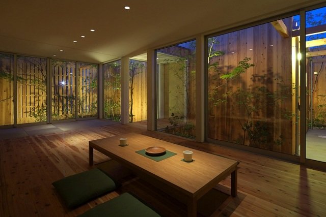 jedáleň-arbol-dizajn-minimalistický-dom-nishimikuni-súkromie
