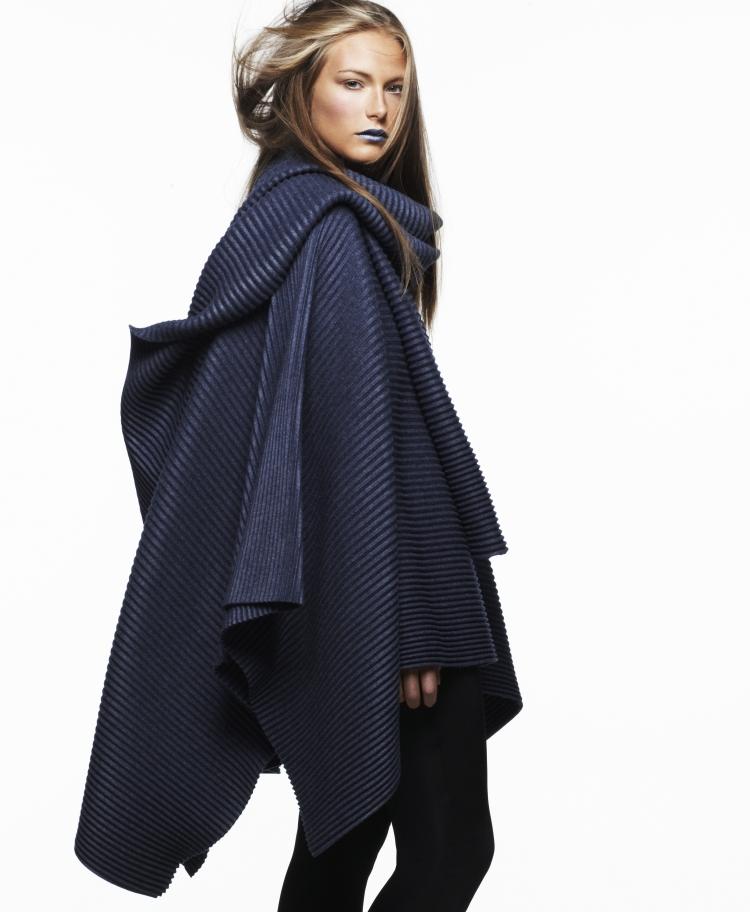 Elegancia a extravagancia so širokým pončo v tmavo modrej farbe Dámske pončo - jeseň - tmavo modrá - kapucňa - legíny - čierna - rúž - modrá