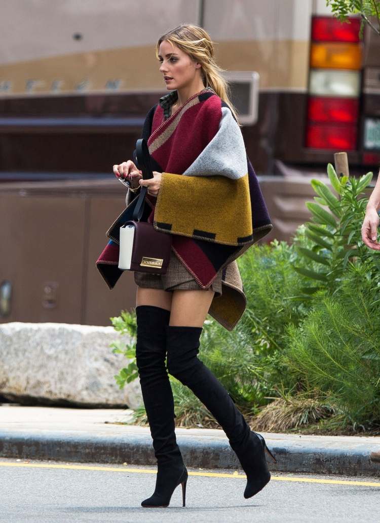 Olivia Palermo vždy vyzerá úplne štýlovo pončo-dámske-jesenné-elegantné-kolenné-čižmy-burberry-pastelové-farby-bordo-šedo-čierne