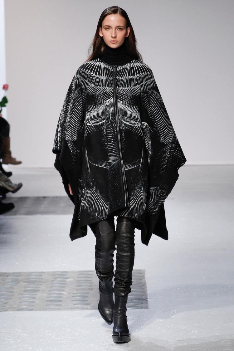 štýlový návrhársky variant - dámske pončo ako akýsi kabát na zips pončo-dámske-jesenné-čierne-elegantné-nadkolienky-vzor-čierna-biela-zips