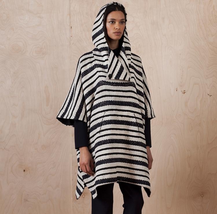 pruhované, čiernobiele pončo s kapucňou a vreckami pončo-dámy-jeseň-čierna-biela-kapucňa-prúžky-vreckové-pletené