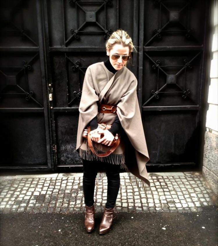 štýlový vzhľad v čiernej a hnedej farbe s akcentmi kože pončo-ženy-jeseň-štýlové-hnedo-béžové-čižmy-čierne-legíny-slnečné okuliare