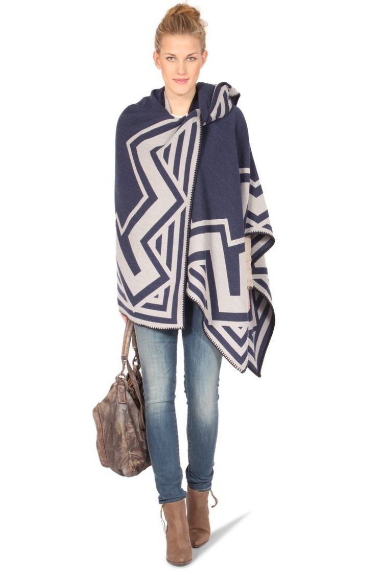 Skombinujte pončo v tmavo modrej a béžovej farbe s džínsami a koženými čižmami pončo-dámy-jeseň-všedné-rifle-krémovo-biele-tmavo modré-čižmy-hnedé