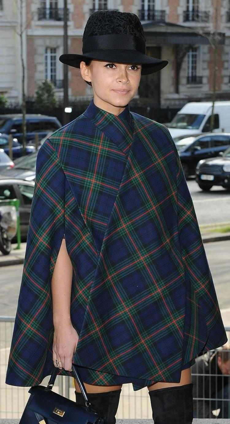 elegantné a extravagantné - pončo vyrobené z tradičného károvaného materiálu pončo-dámske-jesenné-modro-zelené-elegantné-kárované-fedora-čierne-nadkolienky