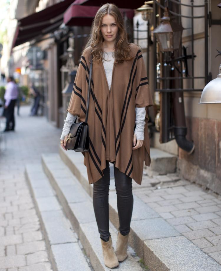 Ležérny outfit v pouličnom štýle - pončo, legíny z imitácie kože a semišové čižmy pončo-dámy-jeseň-hnedé-čierne-prúžky-legíny-čižmy-velúrové