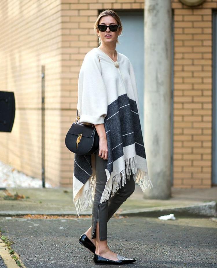 vysoko kvalitné pončo z jahňacej vlny alebo kašmíru pončo-dámske-jesenné-elegantné-krémovo-biele-tmavo-sivé-pruhy-lemované-ploché-topánky-slnečné okuliare-štýlové