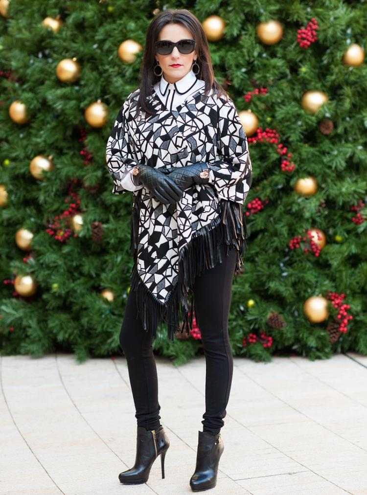 mimoriadne elegantné - krátke pončo s čiernobielymi motívmi pončo-dámske-jesenné-elegantné-vzory-čierne-biele-legíny-čižmy-podpätky-vianočný-strom-slnečné okuliare