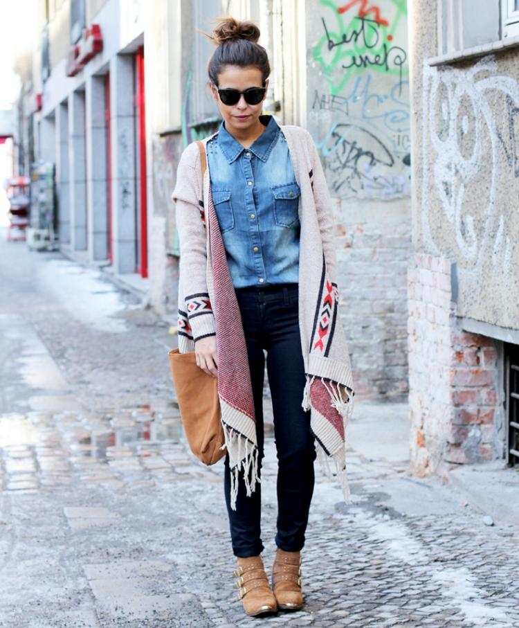 Street style - pletené pončo s etnickými vzormi pončo-ženy-jesenné-etno-vzor-lemované-rifľové-blúzkové-nohavice-čierne