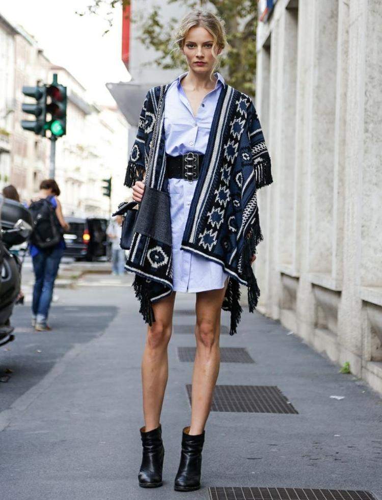 Košeľové šaty pripnuté širokým opaskom a pleteným pončo pončo-dámy-jeseň-strapce-čierno-biele-tmavomodré-etno-vzor-pletené-košele-šaty