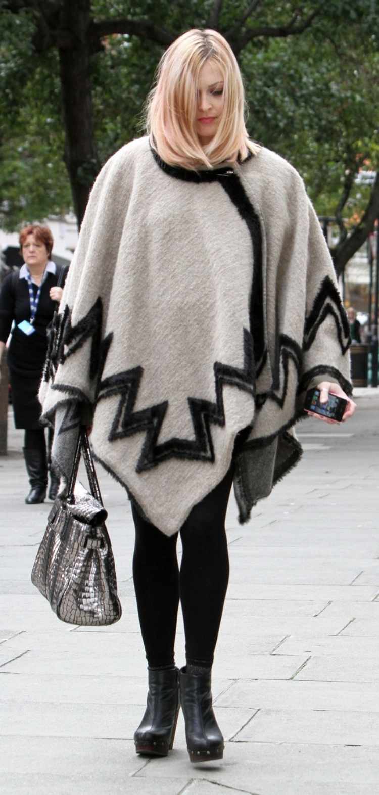 v zime teplo s hrubým mohutným ponchom z mohérovej vlny pončo-ženy-jeseň-sivá-čierna-cik-cak-čižmy-kožená-päta-elegantná