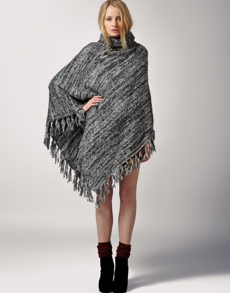 Škvrnité pletené pončo s strapcami a vysokým golierom pončo-dámske-jesenné-šedé-pletené-čižmy-čierne-velúrové-ponožky-bordové