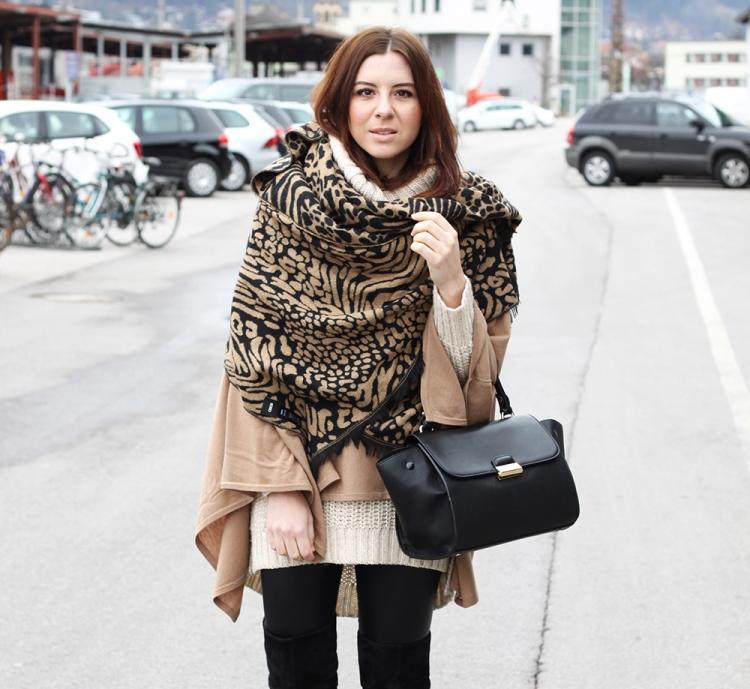 Oblečenie s pončo na princípe cibuľovej šupky pončo-dámske-jesenné-karamelové-farby-čierne-čierne-legíny-taška-sveter-street-style