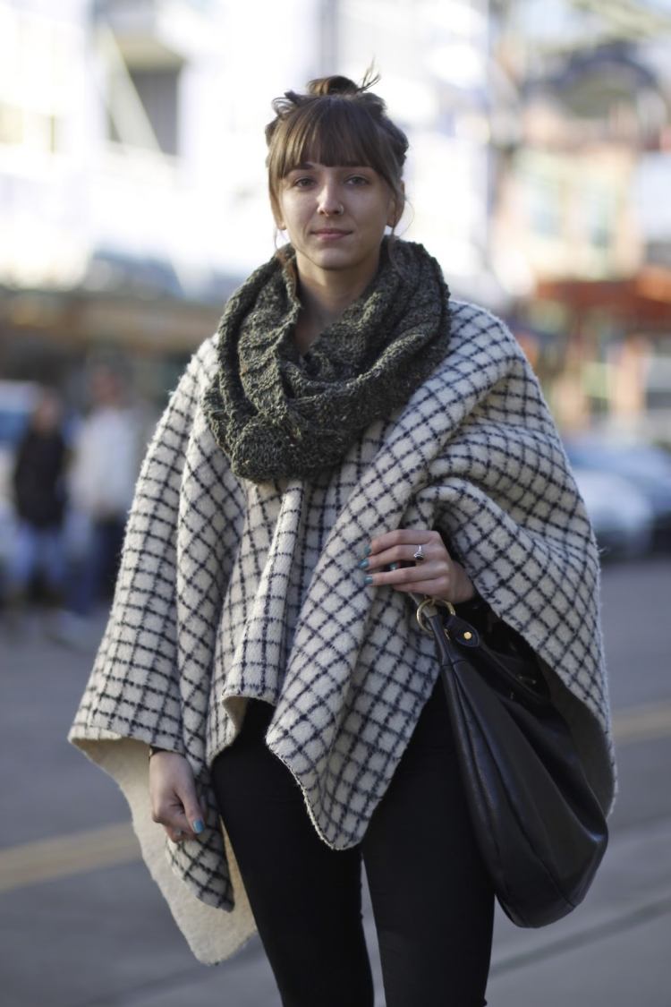 Pouličný štýl s károvaným mohutným ponchom z mohérovej vlny pončo-dámy-jesenná-károvaná-krémová-biela-čierna-šatka-pletená-deick-street-style-ležérna