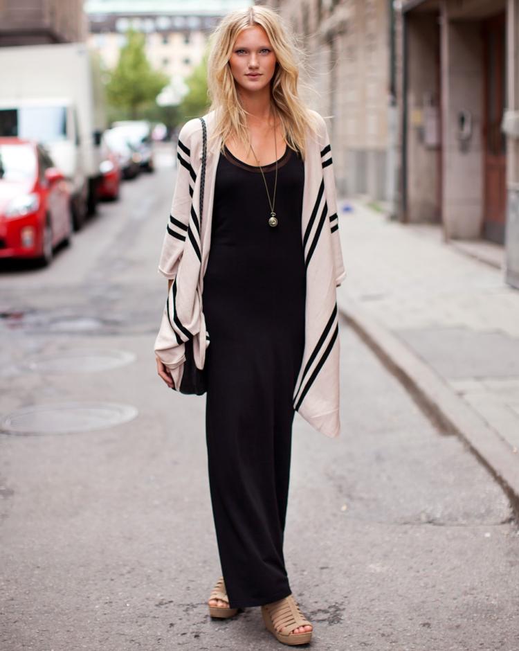 Dámske jemné pletené pončo v béžovej farbe s čiernymi pruhmi pončo-dámske-jesenné-maxi-šaty-čierne-jemné-pletené-krémovo-biele-béžové-prúžky-ležérne