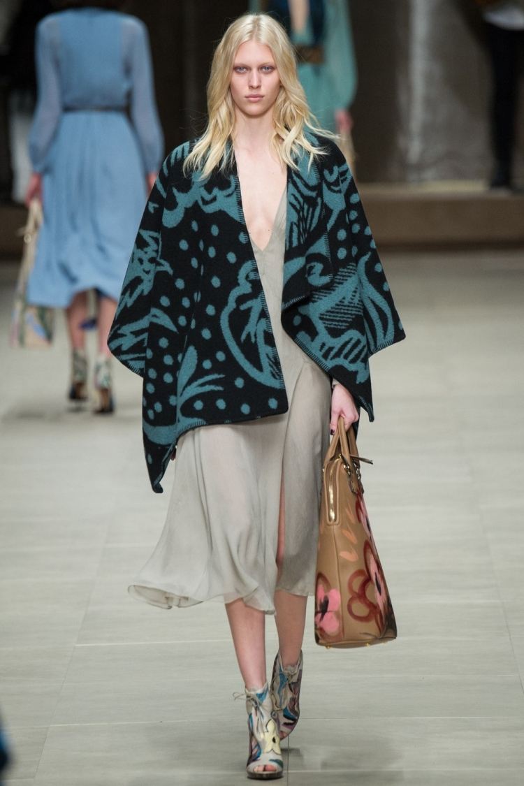 elegantný vzhľad so šatami zo splývavej látky v pastelových farbách a pončo dámska kabelka pončo-jesenný vzor-čierna-tyrkysová-elegantné-šaty-vzdušná-pastelová farba