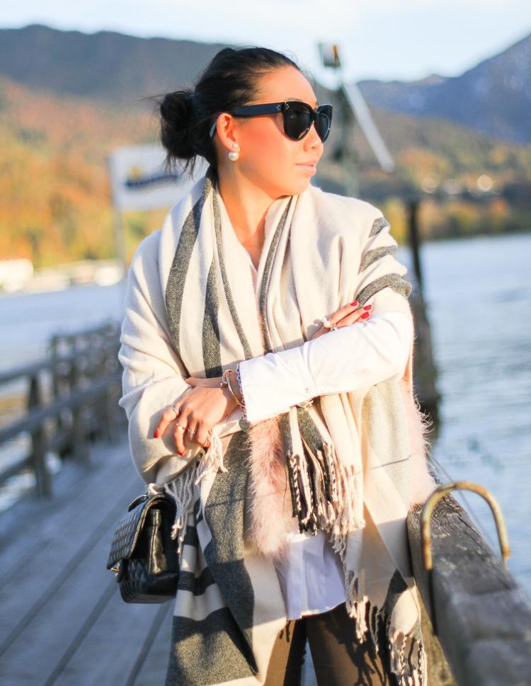 štýlový, jesenný outfit v krémovej bielej a sivej farbe dámske-jesenné-oblečenie-elegantné-krémovo-biele-vreckové blúzky-slnečné okuliare-
