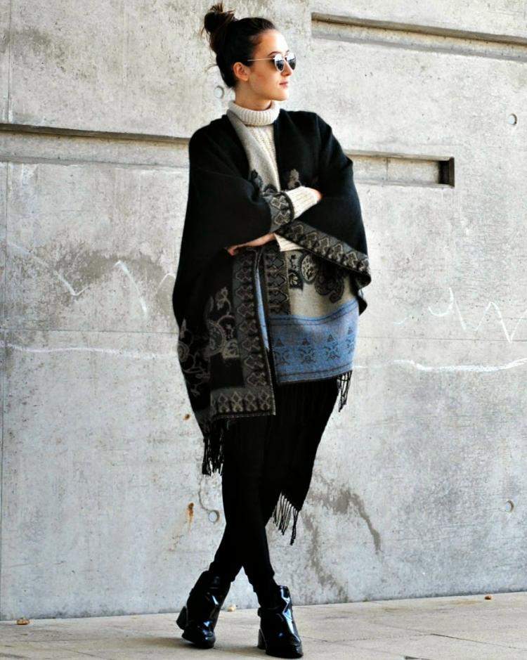 čierne pončo s tradičnými španielskymi motívmi a strapcami pončo-dámske-jesenné-čierne-trávnikové-svetre-slnečné okuliare-ležérne-štýlové-lakované-čižmy