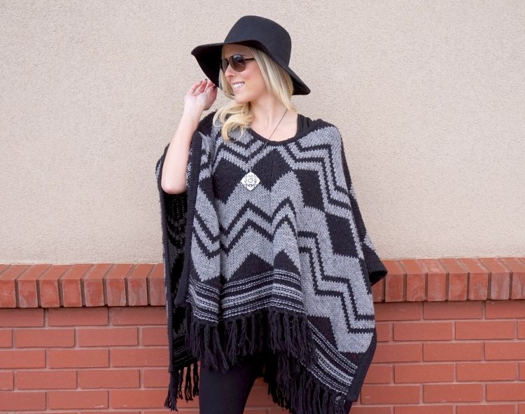 Klobúk a pončo Fedora so strapcami pre skvelý jesenný outfit pončo-dámy-jeseň-čierno-sivé-fedora-klobúk-slnečné okuliare-tehlovo-pletené-strapce