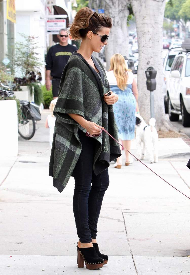 Celebrity majú rady aj pončo - ležérny look od Kate Beckinsale pončo-ženy-jeseň-čierno-sivé-kárované-ležérne-Kate-Beckinsale
