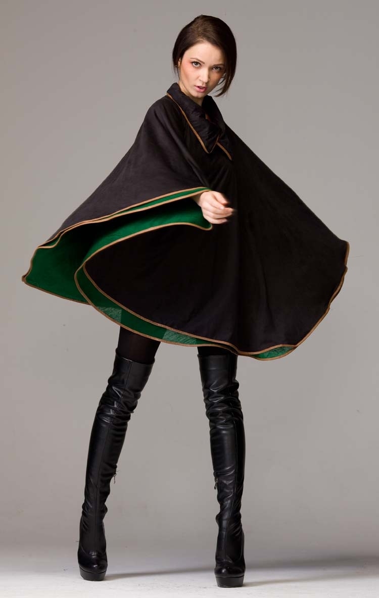 elegantný variant na pončo kombinovaný s čižmami nad kolená s podpätkami pončo-dámy-jeseň-čierna-zelená-hrana-nadkolienky-podpätky-elegantné