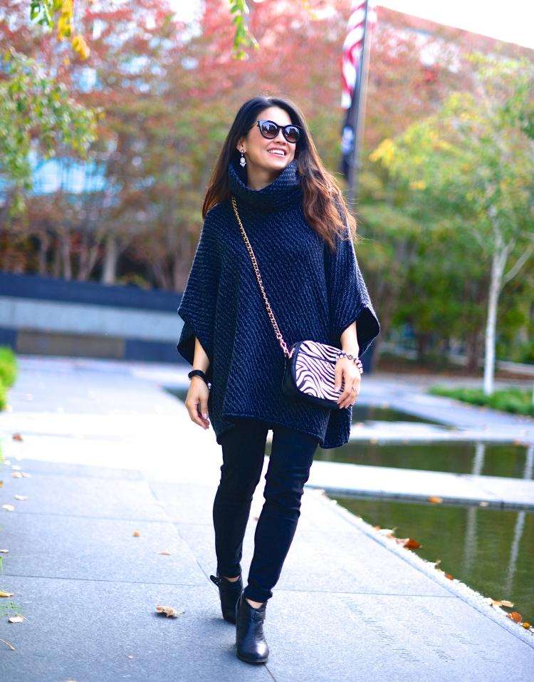 príležitostná prechádzka v jesennom popoludní pončo-dámske-jesenné-čierne-chodenie-zebra-vzor-kabelka-slnečné okuliare