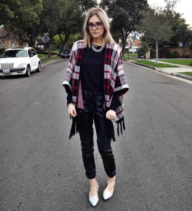 Street style - nohavice z umelej kože a kárované pončo pončo-ženy-jeseň-okuliare v štýle street-black-nohavice-imitácia kože-károvaná-červeno-biela