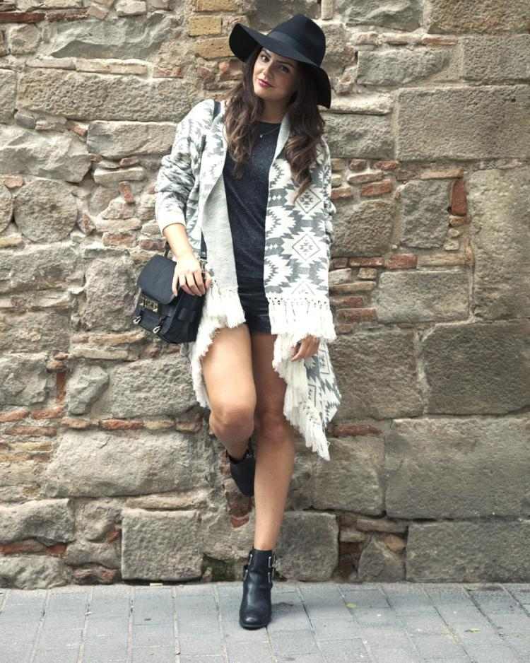 vyvážená silueta s pončo a šortkami pončo-ženy-jesenný-pouličný-štýl-strapce-etno-motívy-biela-sivá-fedora-čierna