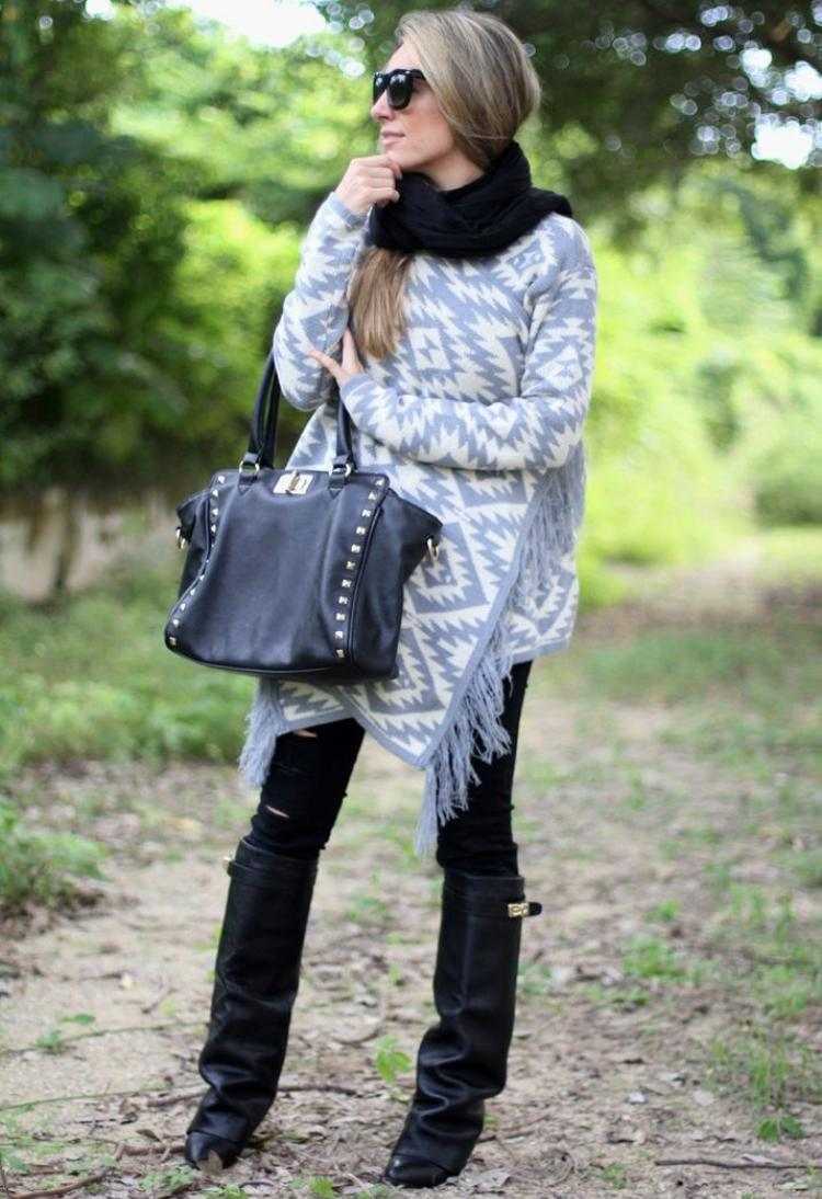 Pončo s cik-cakovými vzormi v bielej a svetlo šedej farbe dámska-jesenná-biela-svetlo-šedá-etno-vzor-diamantové-čižmy-čierna-šatka-slnečné okuliare-kabelka