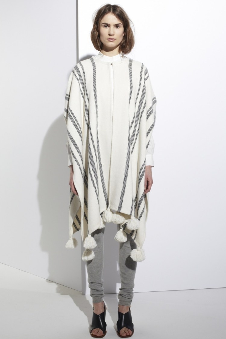 štýlové a jednoduché - pončo v krémovo bielej farbe s jemnými sivými pruhmi a brmbolcami pončo-ženy-jesenné-biele-pruhy-čierne-pompony-sivé-legíny-čierne-topánky