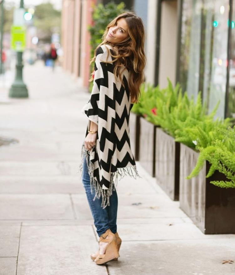 S týmto pončo neurobíte chybu - čiernobiely a cik -cak vzor damske-jesenne-cik-cak-vzor-kremovo-biele-cierne-rifle-street-style-ležérne ofiny