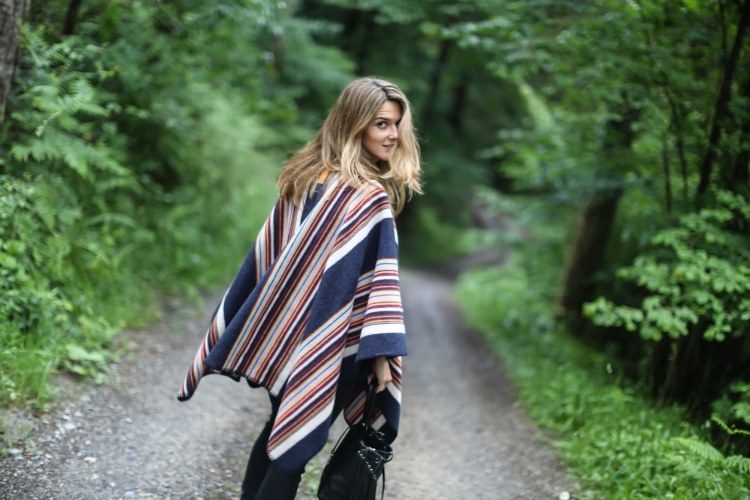 ležérny každodenný vzhľad s pončo, dekový typ moderný-dámy-pončo-jesenná-deka-prúžky-vzhľad-inian-štýlu